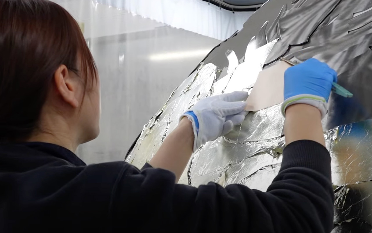 箔貼りの手元の様子