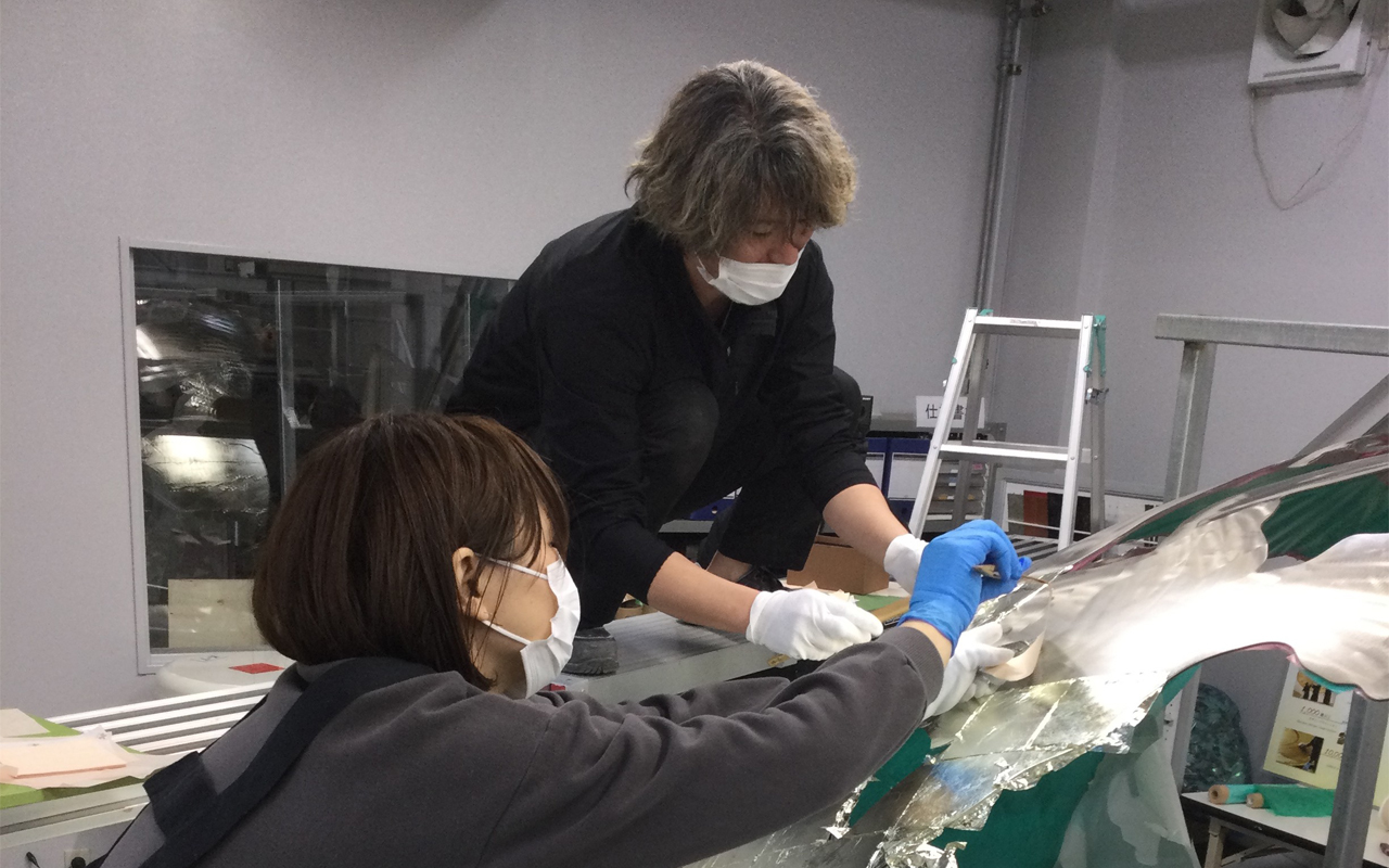 高所での箔貼り作業