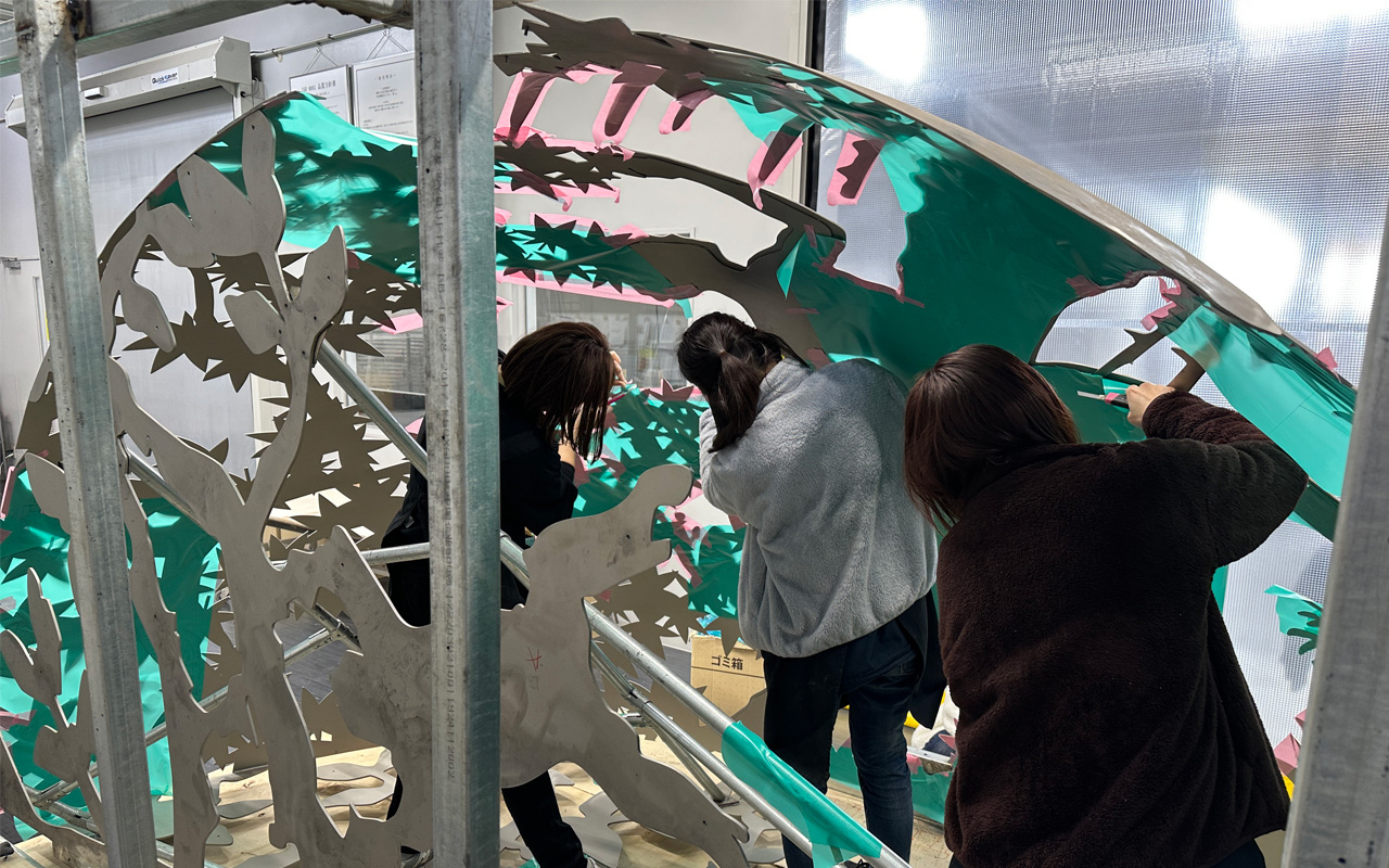 箔貼り作業の準備の様子