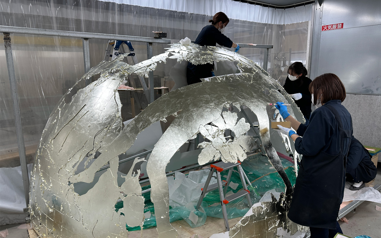オブジェの金箔装飾の様子