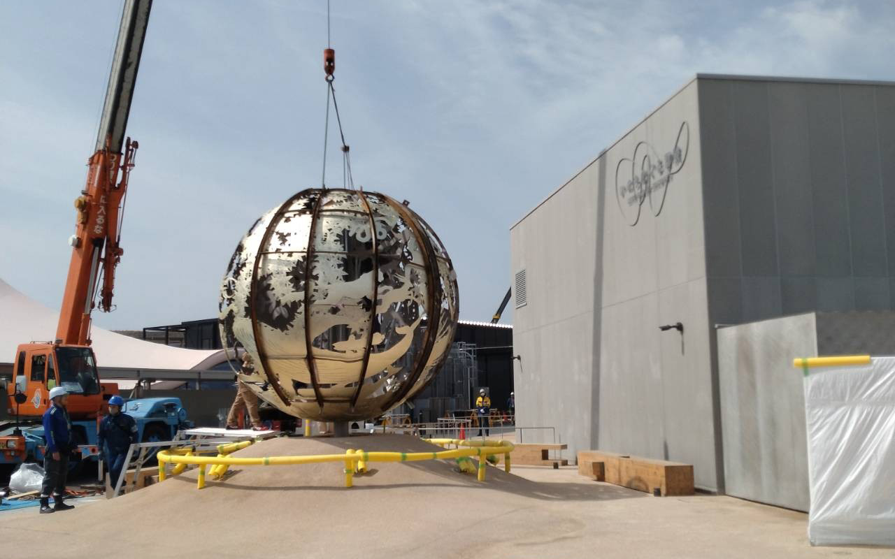 万博会場へのオブジェ搬入の様子