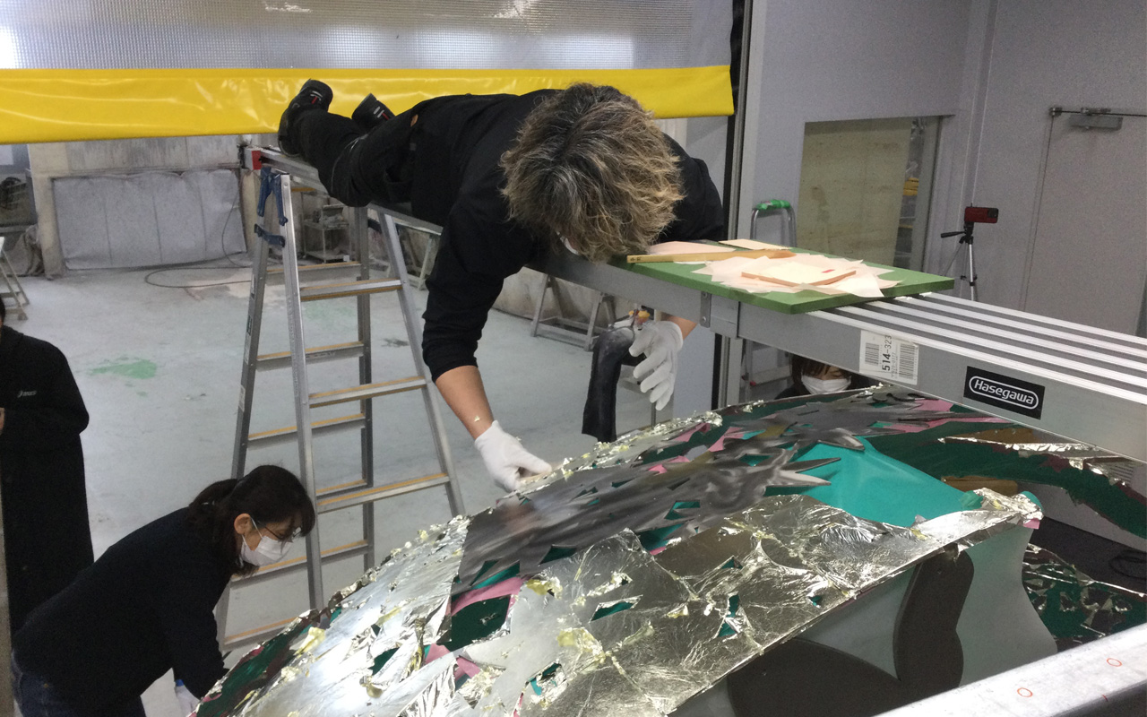 高所での箔貼り作業