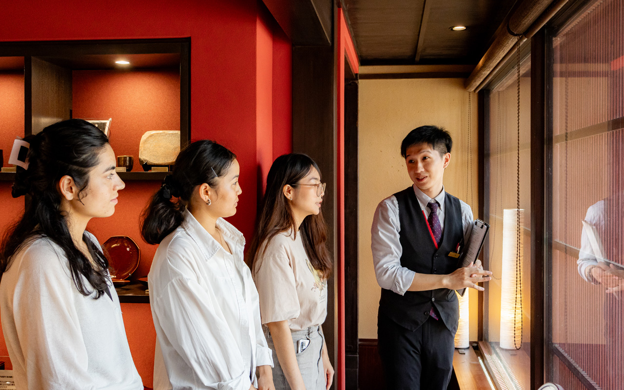 建物の説明の様子