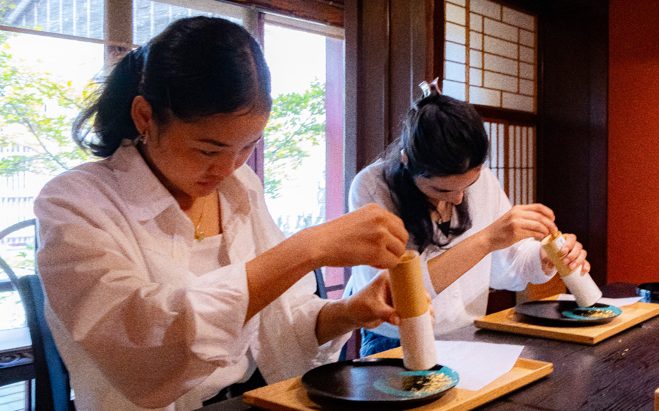 工芸品製作の体験の様子