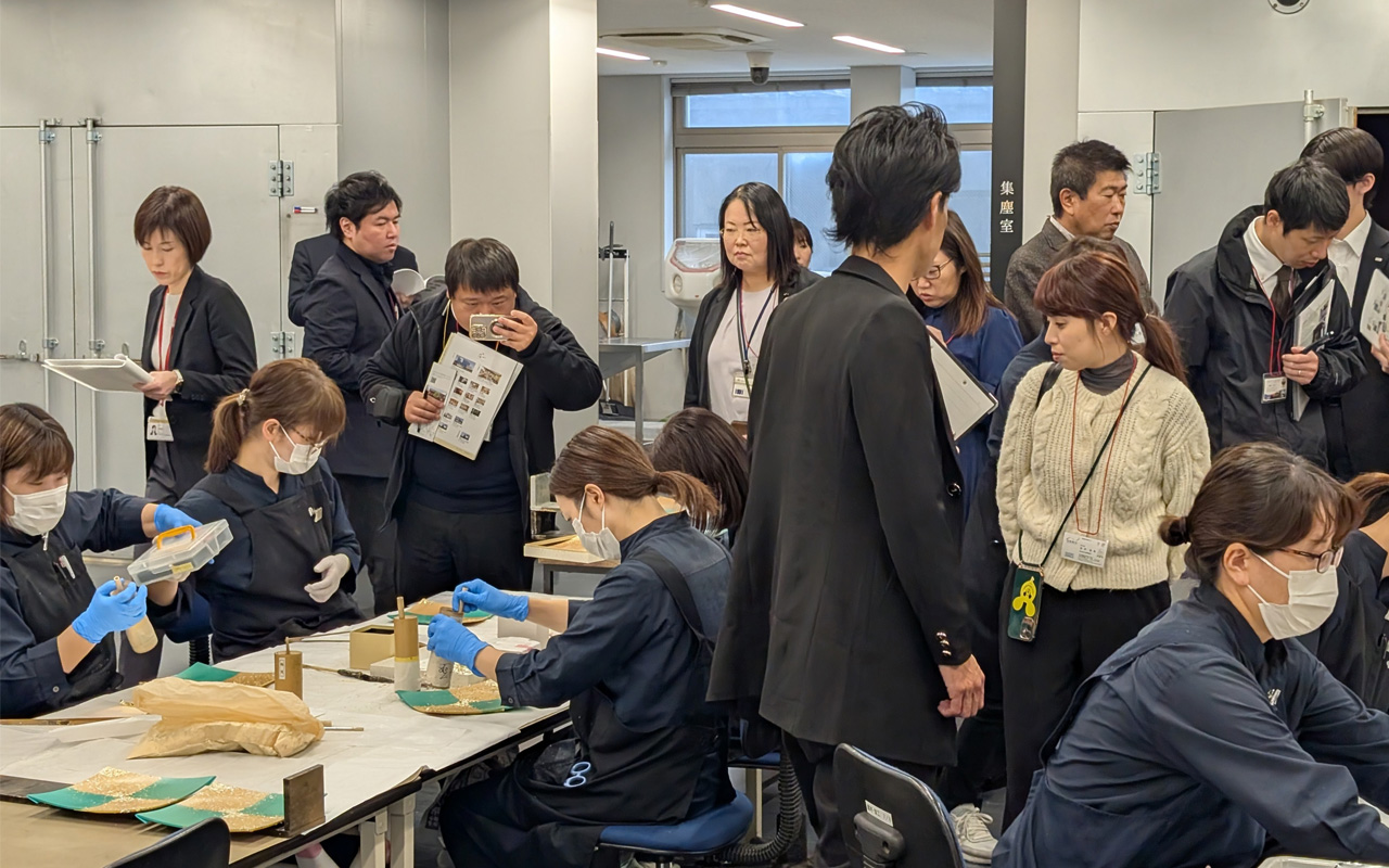 工芸品製作の現場