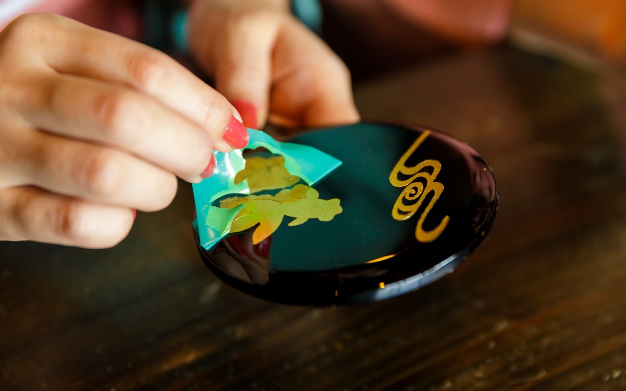 金箔体験の手元