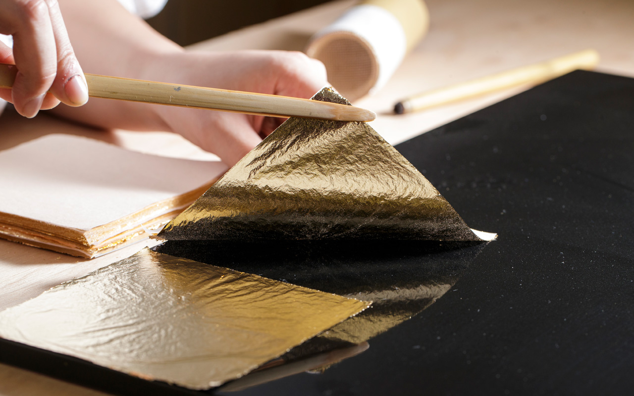 箔貼り作業の手元