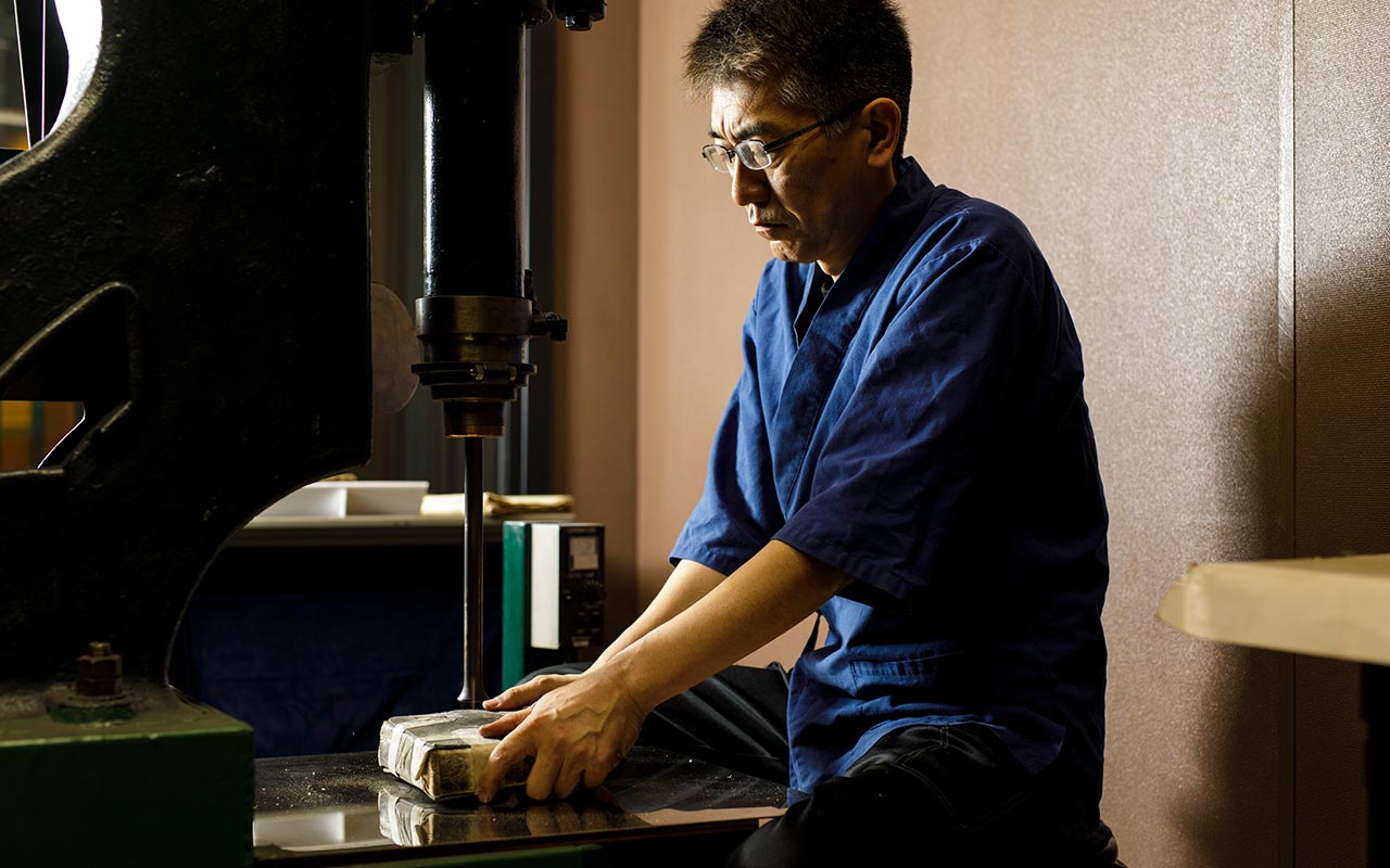 箔打ち作業の様子