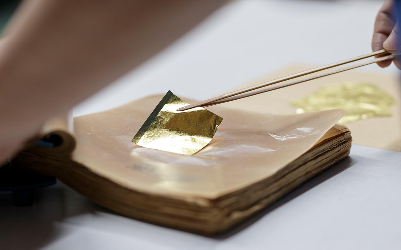 金箔製造作業の手元