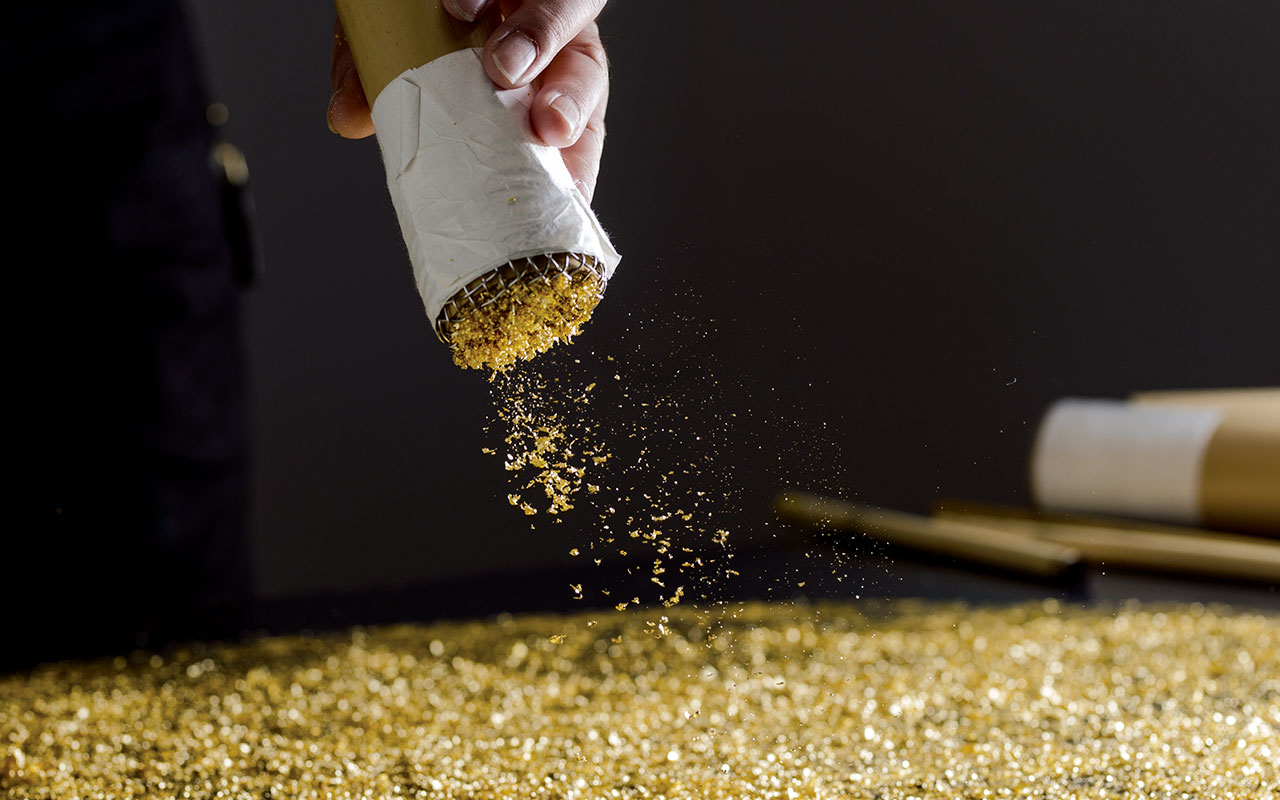 金箔装飾をしているイメージ
