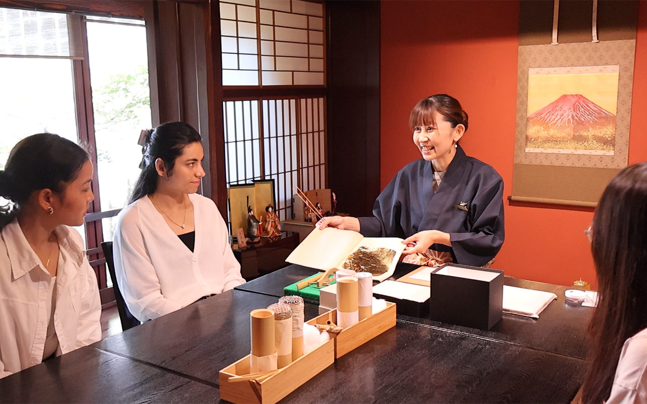 箔一の文化観光体験の様子