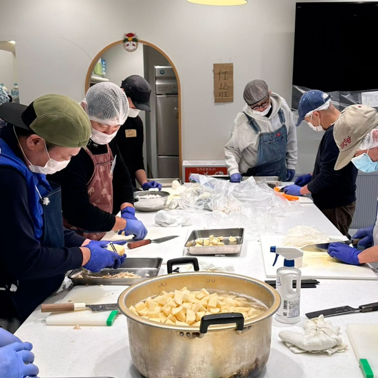 地域の炊き出しに協力する川嶋氏と料理人たち