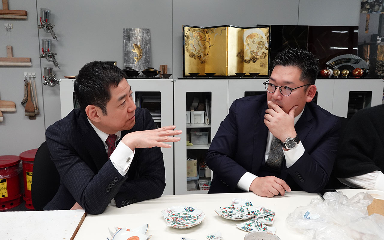 2024年12月箔一にて（右）川嶋氏（左）箔一社長浅野