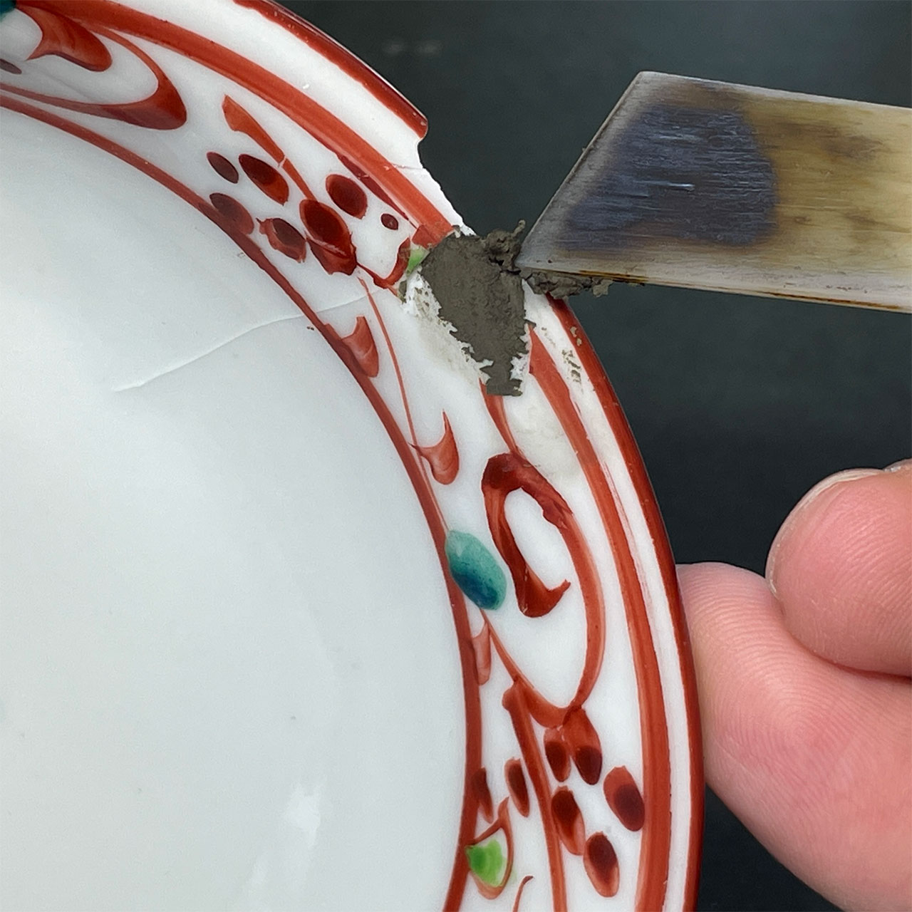 金継ぎの作業途中の様子