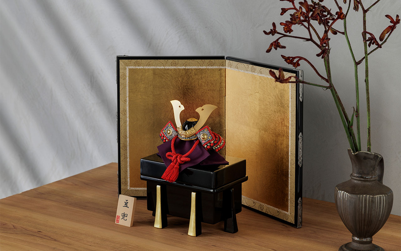 金屏風を置いた五月人形