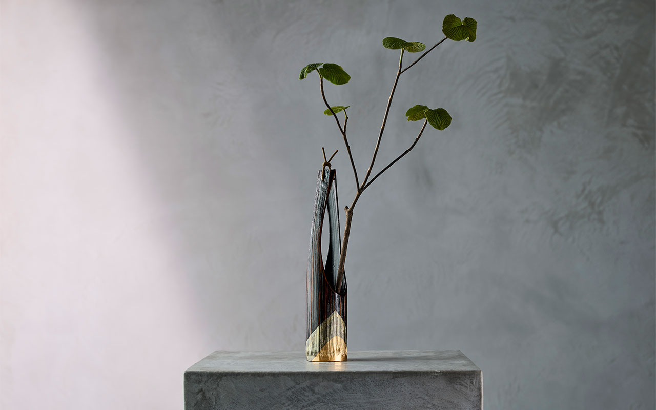 山野草の素朴な美を引き立てる、古代箔の花入れ