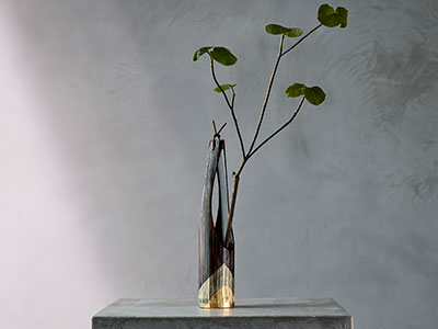 山野草の素朴な美を引き立てる、古代箔の花入れ