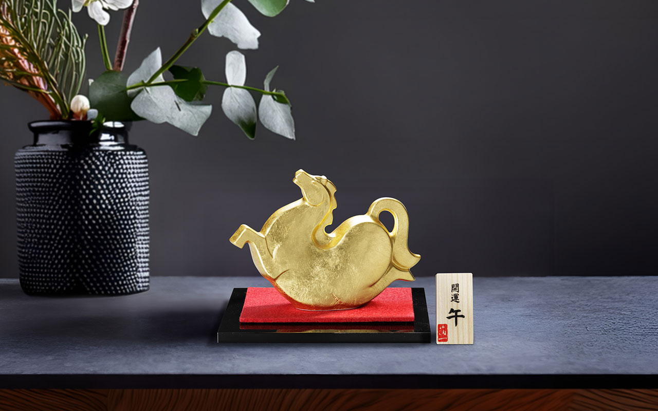 2026年の干支に合わせ 縁起の良い金箔と九谷焼の置物を新発売