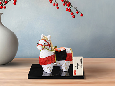 物事が馬（うま）くいくように。幸運への願いを込めて、金沢箔の輝きが美しい干支「午」の木目込人形