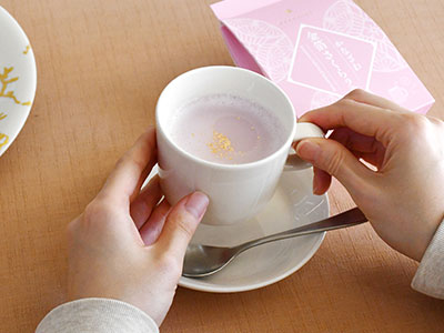 人気の金箔入り飲料に、桜香る新作 「金箔さくらラテ」発売