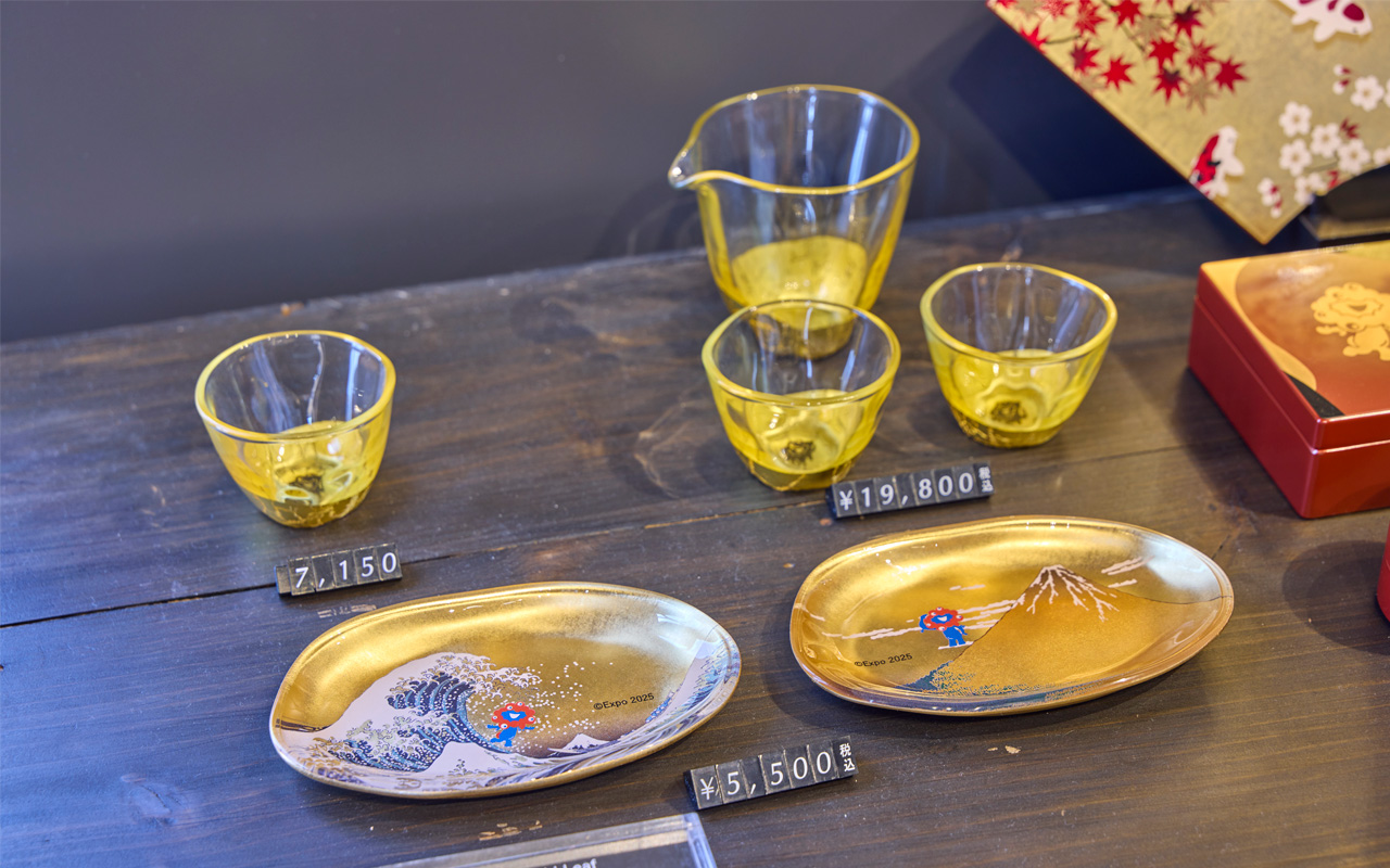 酒器とガラストレーの販売の様子